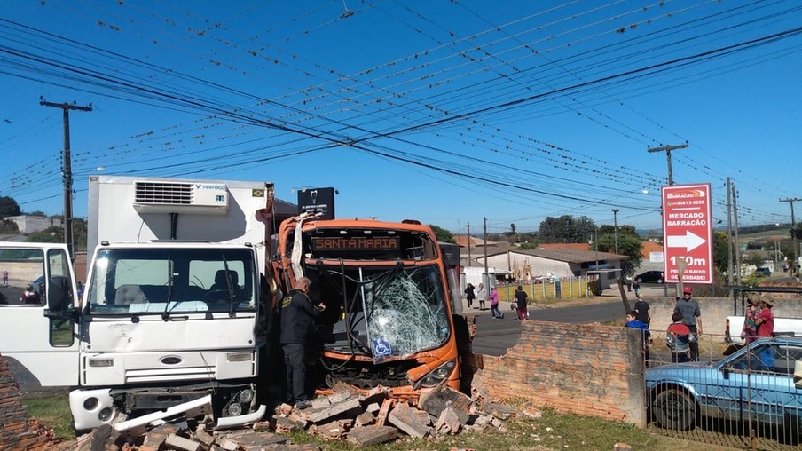 Doze pessoas ficam feridas em acidente entre ônibus de transporte público de Ponta Grossa e caminhão
