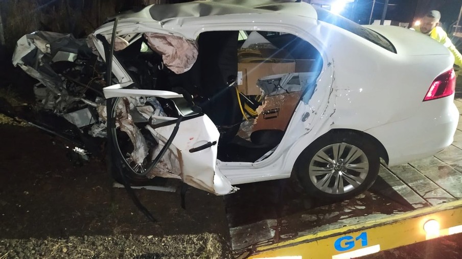 Adolescente e homem morrem em batida entre dois carros na PR-444, em Mandaguari