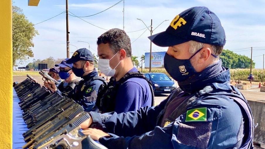 PRF apreende arsenal de mais de cinquenta pistolas e carregadores em ação conjunta com a Receita no Paraná
