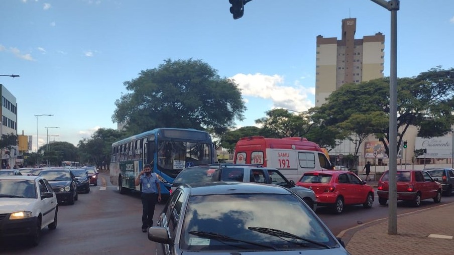 Imprudência: em seis dias, três ônibus do transporte coletivo foram sinistrados por conversão à esquerda nas pistas exclusivas