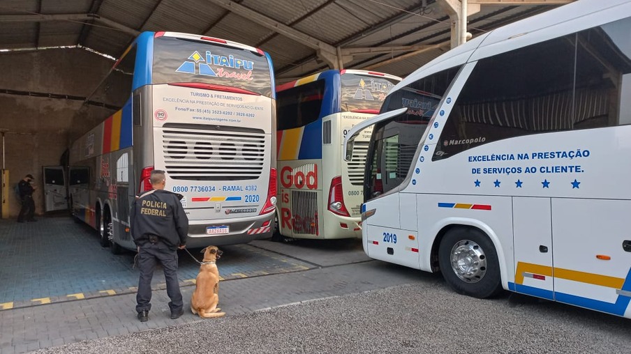 Suspeitos presos em operação transportaram pelo menos 8 toneladas de droga em ônibus e vans de turismo, diz PF