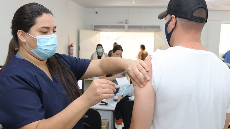 Prefeitura de Foz retoma vacinação contra a covid-19 em pessoas com 25 anos ou mais