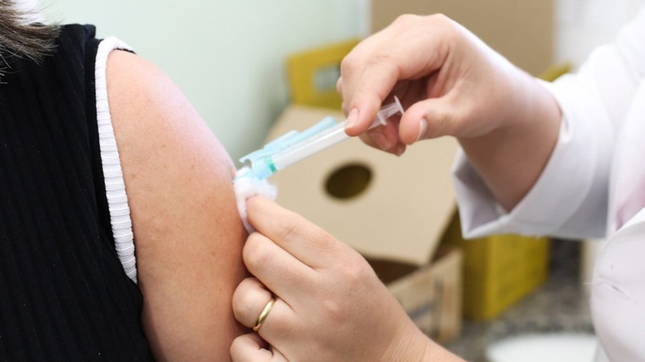 Prefeitura de Foz reabre agendamento para vacinação contra a covid-19 em pessoas com 20 anos ou mais