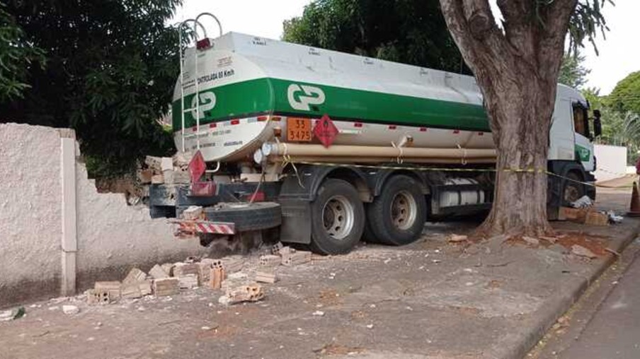 Motorista sofre infarto e caminhão de combustível atinge muro de casa em Maringá
