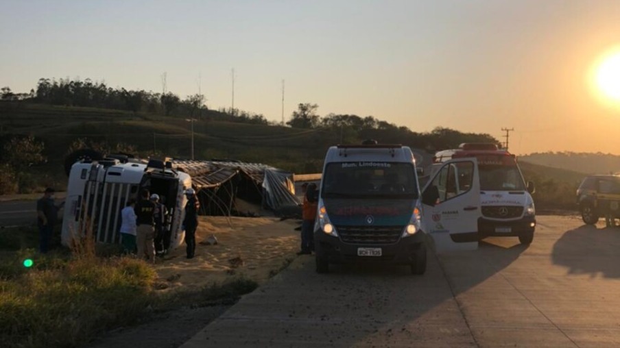 Motorista morre ao capotar bitrem na BR-163 entre Santa Lúcia e Lindoeste