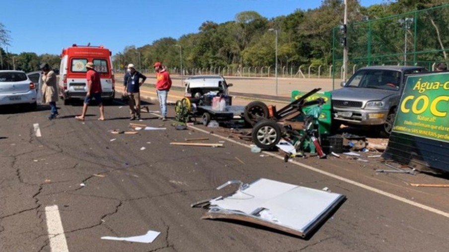 Acidente deixa veículos de ambulantes destruídos em Foz do Iguaçu