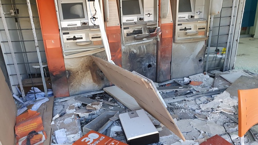Quadrilha invade agência bancária e usa explosivos para estourar caixas eletrônicos no Paraná 