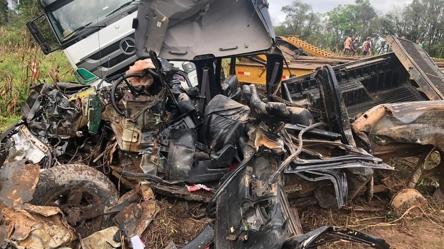 Duas pessoas morrem em batida entre caminhão e caminhonete no Paraná