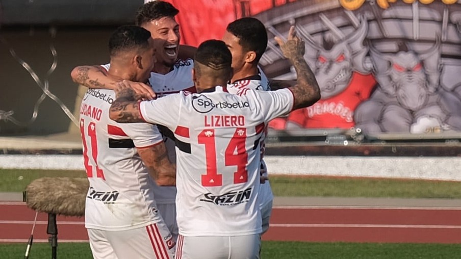 São Paulo bate o Atlético-GO e volta a vencer no Brasileirão Assaí