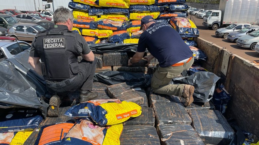 Receita Federal apreende 3,4 toneladas de maconha em carreta de ração