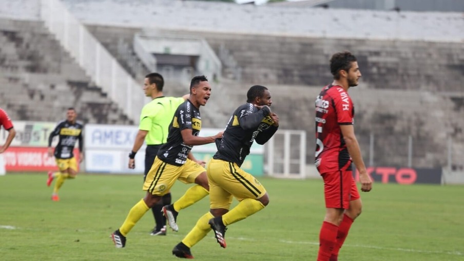 FC Cascavel vence jogo contra o Athletico e fará final inédita no Paranaense