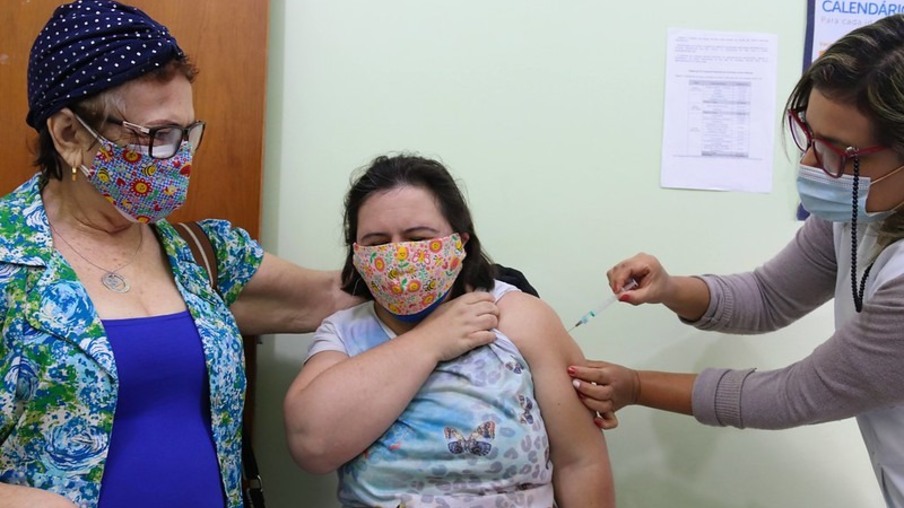 Mais de 50% da população adulta completou a imunização contra a covid-19 em Foz