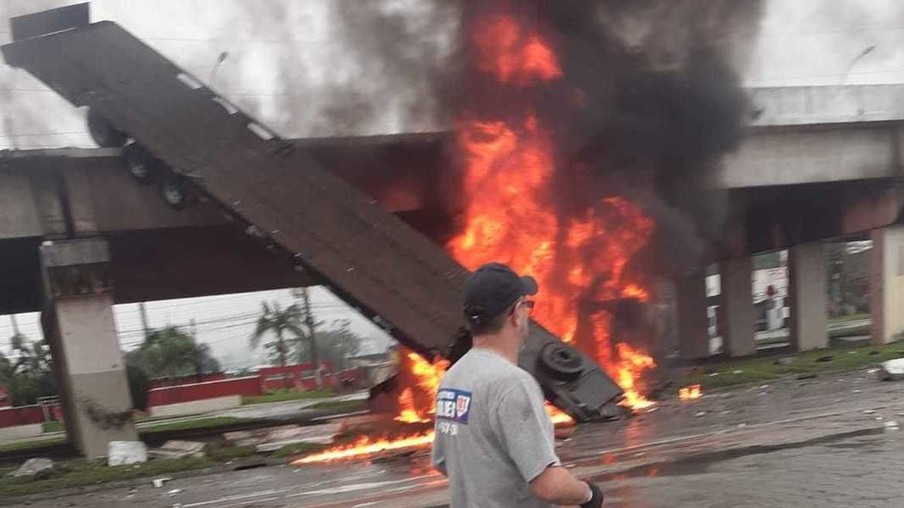 Caminhão despenca de viaduto, pega fogo e explode em SC; VEJA VÍDEOS