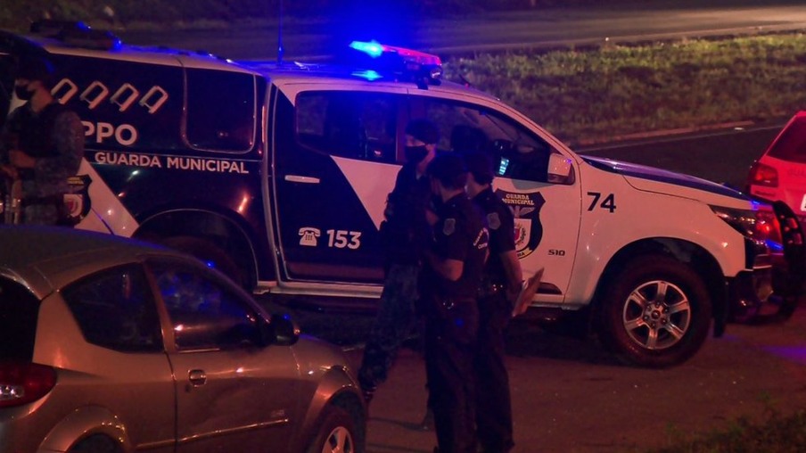 Homem é morto ao tentar assaltar guarda municipal de Curitiba que ajudava esposa a consertar carro