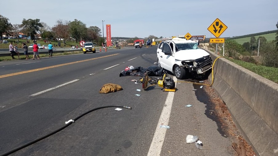 Homem morre e 3 pessoas ficam feridas em acidente entre carro e caminhão na PR-092