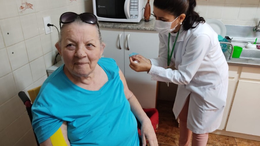 Secretaria da Saúde inicia aplicação da dose de reforço em idosos acamados