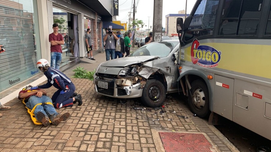 Câmera de segurança registra acidente entre van e carros na Carlos Gomes