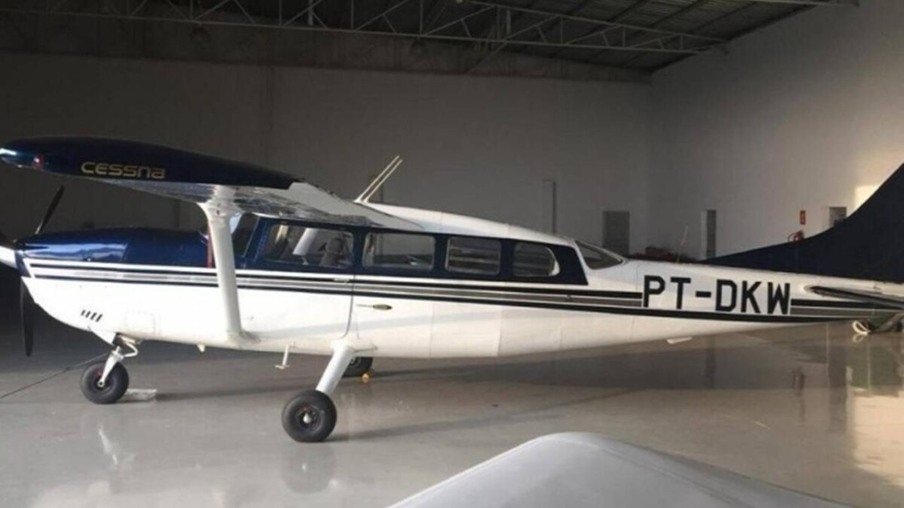 Avião é roubado em Foz do Iguaçu após família ser rendida por bandidos