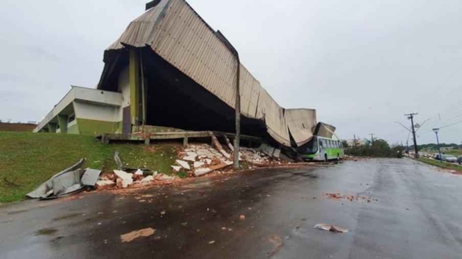 Ginásio de esportes desaba durante temporal no norte do Paraná