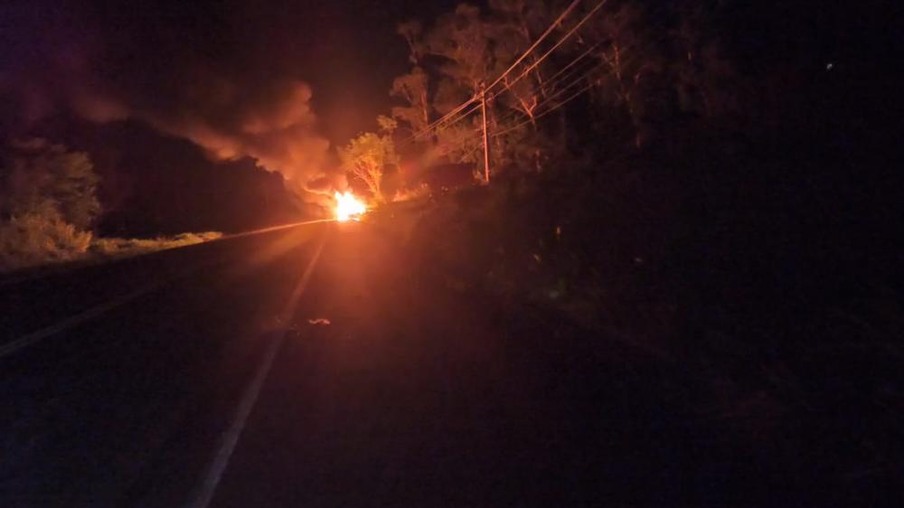 Veículo explode na BR-163 em Marechal Rondon