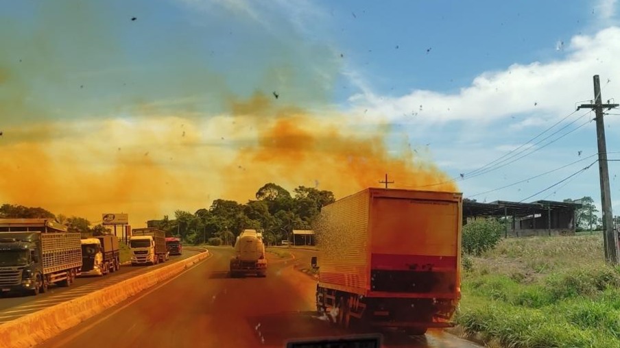 Produto químico possivelmente de alta periculosidade vaza de caminhão em Marechal Rondon