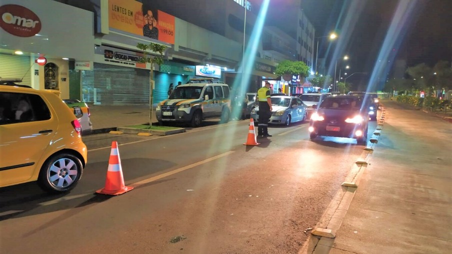 Flagrante de "racha" em blitz na Avenida Brasil resulta na suspensão da CNH dos dois condutores, por 12 meses