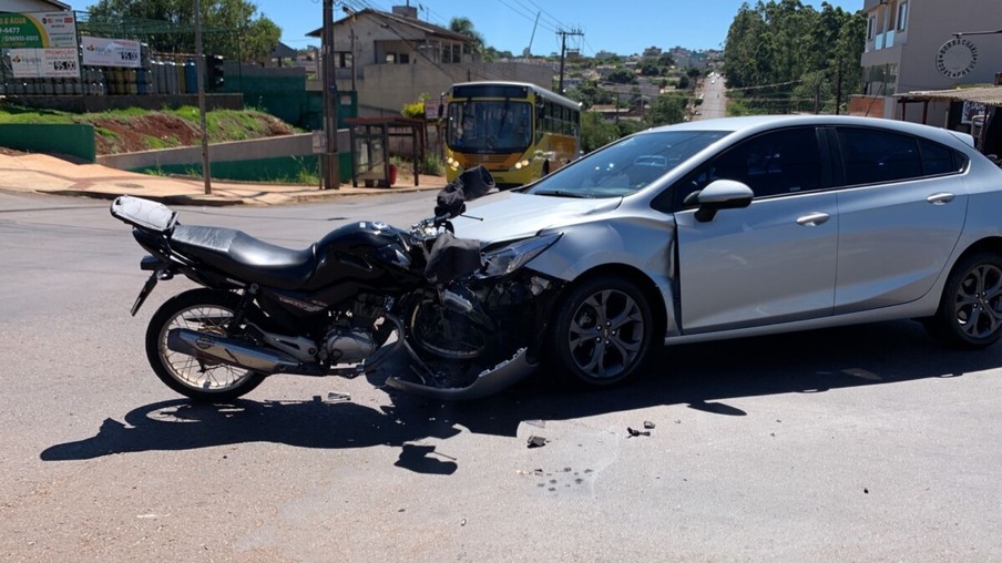 Moto fica presa em veículo após forte colisão de trânsito no Bairro Periolo em Cascavel