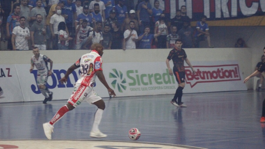 Cascavel Futsal faz grande jogo e larga na frente na semifinal da Liga Nacional