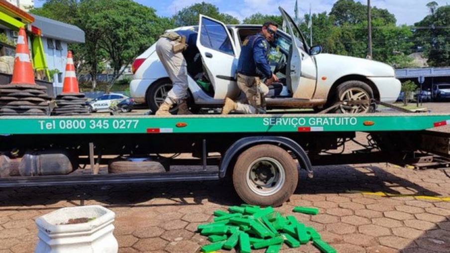 PRF apreende carro carregado de maconha em Cascavel