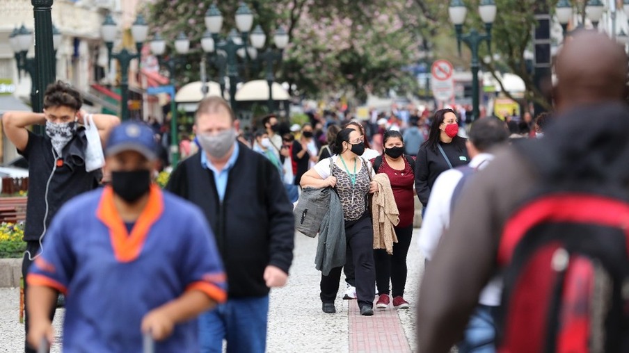 Covid: Curitiba autoriza capacidade máxima de lotação em estabelecimentos, casas noturnas e eventos