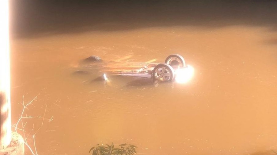Motorista de 27 anos morre após carro cair em rio no Paraná