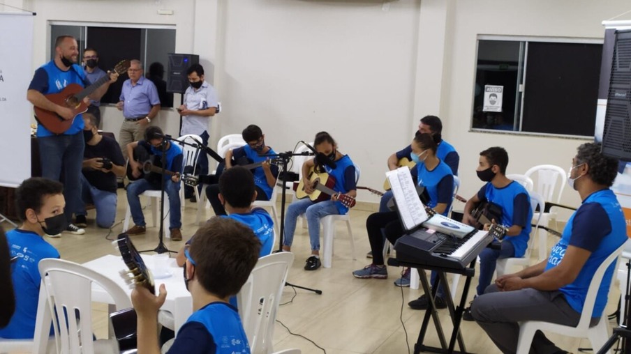 Crianças e adolescentes do Projeto Música Social realizam apresentação