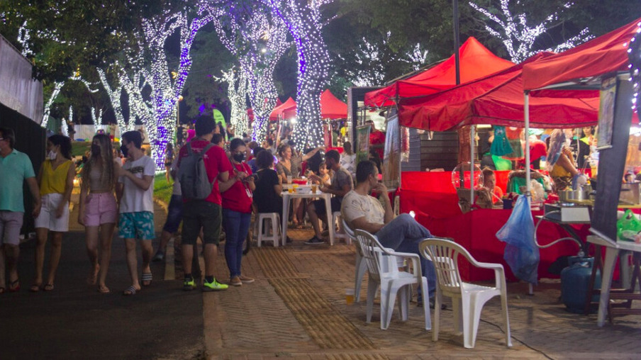 Feirantes de Foz do Iguaçu celebram boas vendas no Natal de Águas e Luzes