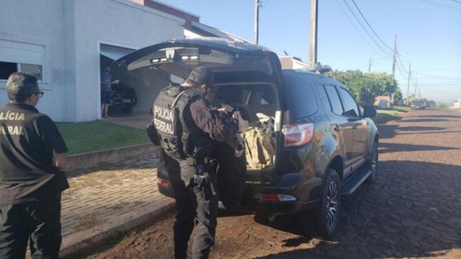 PF prende 4 pessoas em operação contra tráfico internacional de drogas e armas
