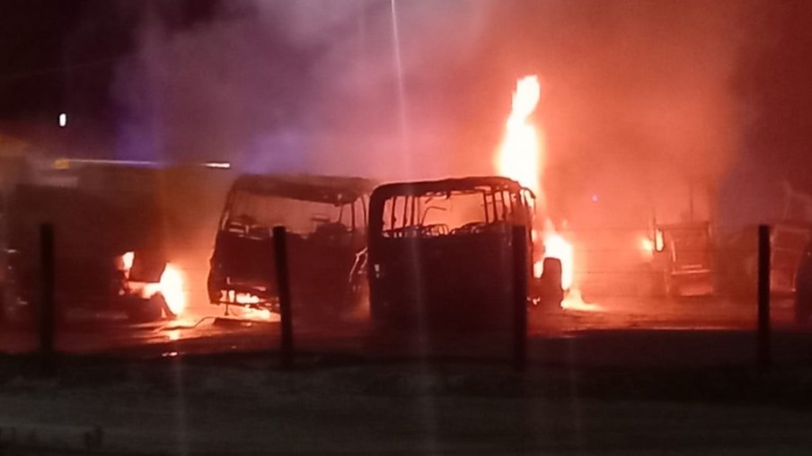 Homens rendem vigias e incendeiam ônibus e outros veículos da Prefeitura em Curitiba
