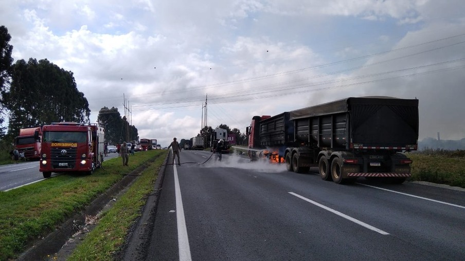 Caminhão pega fogo e interdita parte da BR-376, em Palmeira