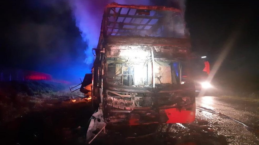 Ônibus com mais de 50 ocupantes pega fogo, na BR-376 em Ponta Grossa