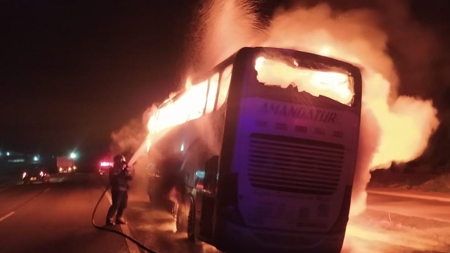 Ônibus de turismo com 32 passageiros pega fogo na PR-323, em Paiçandu