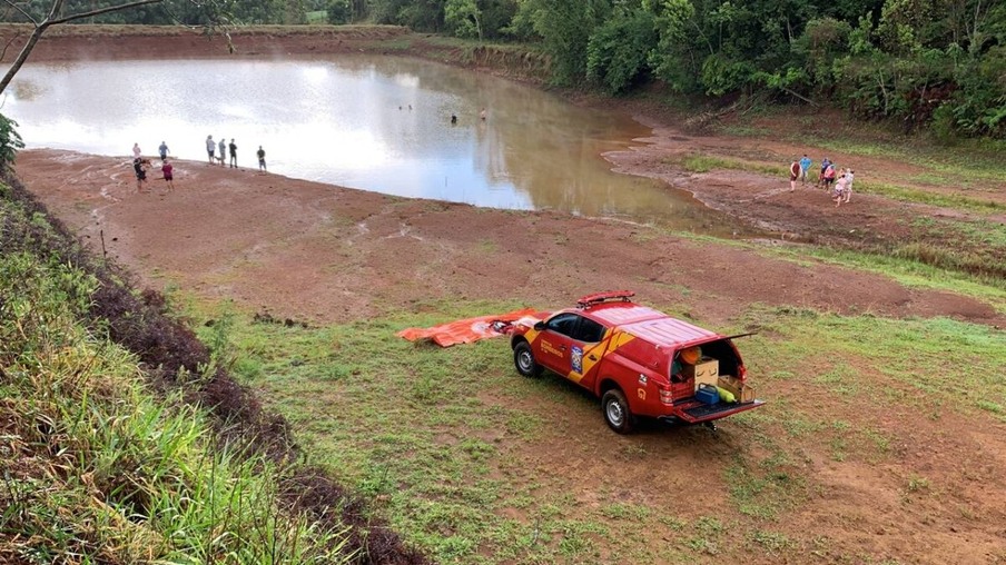 Menino de 14 anos morre afogado após brincar em rio em área rural de Cascavel