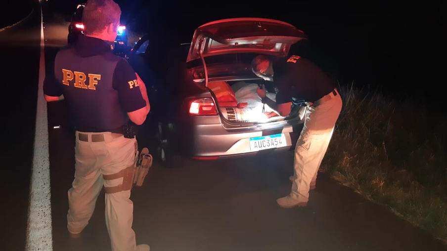 PRF prende casal paraguaio que transportava grande quantidade de maconha em carro roubado
