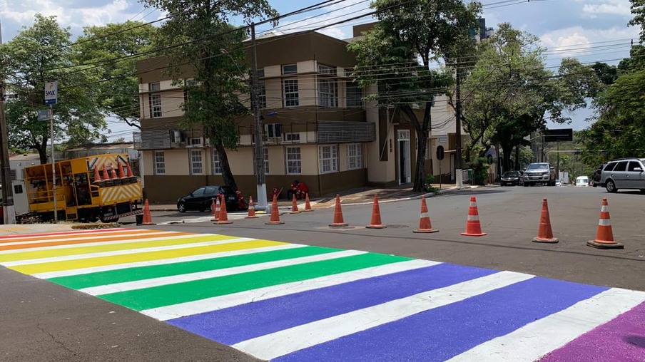 Prefeitura de Foz pinta faixa de pedestres com cores de arco íris em apoio ao Dia Nacional da Visibilidade Trans