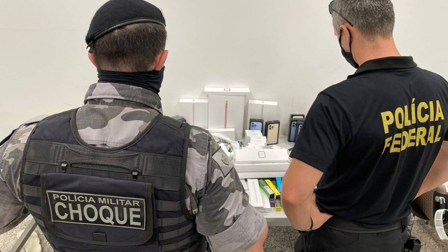 PF e Pelotão de Choque apreendem eletrônicos durante operação no aeroporto de Cascavel