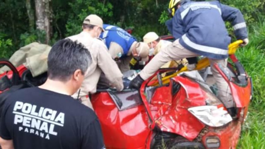 Policiais penais socorrem vítimas de acidente na PR–466, em Guarapuava