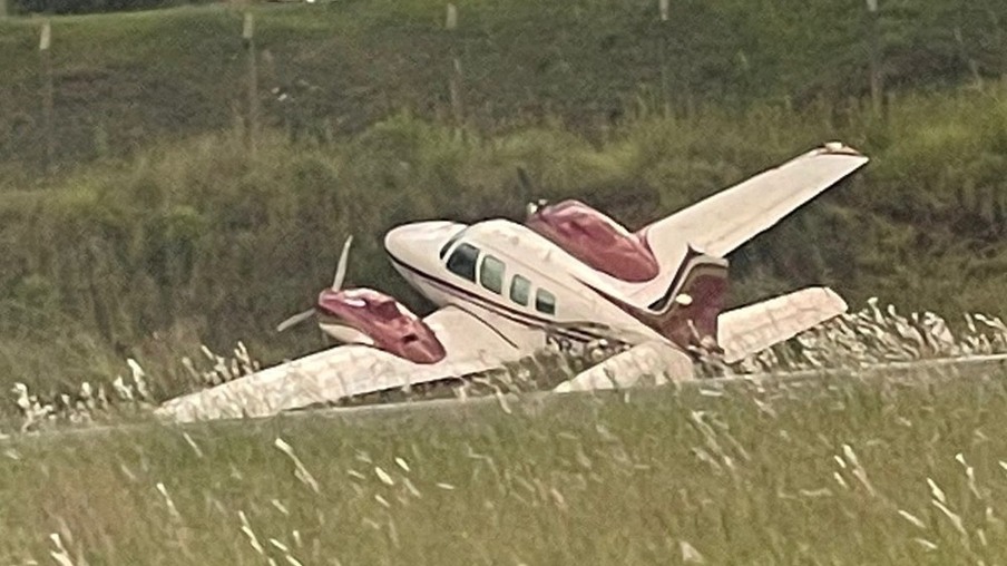 Piloto faz pouso forçado em aeroporto de Curitiba após um dos motores do avião parar