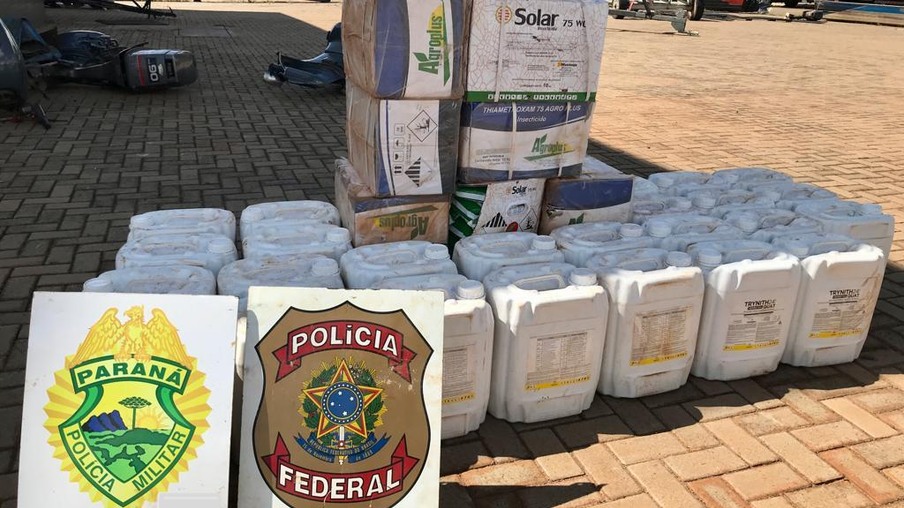 Veículo carregado com 500 litros e 100 Kg de agrotóxicos contrabandeados é apreendido em Guaíra