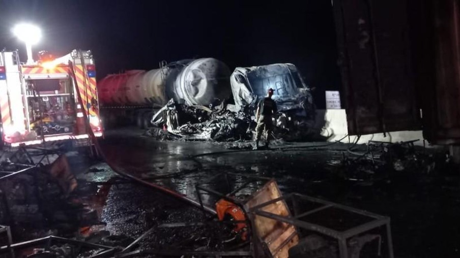 Acidente entre caminhões e carros na BR-277 mata duas pessoas e fere outras duas; um dos veículos pegou fogo