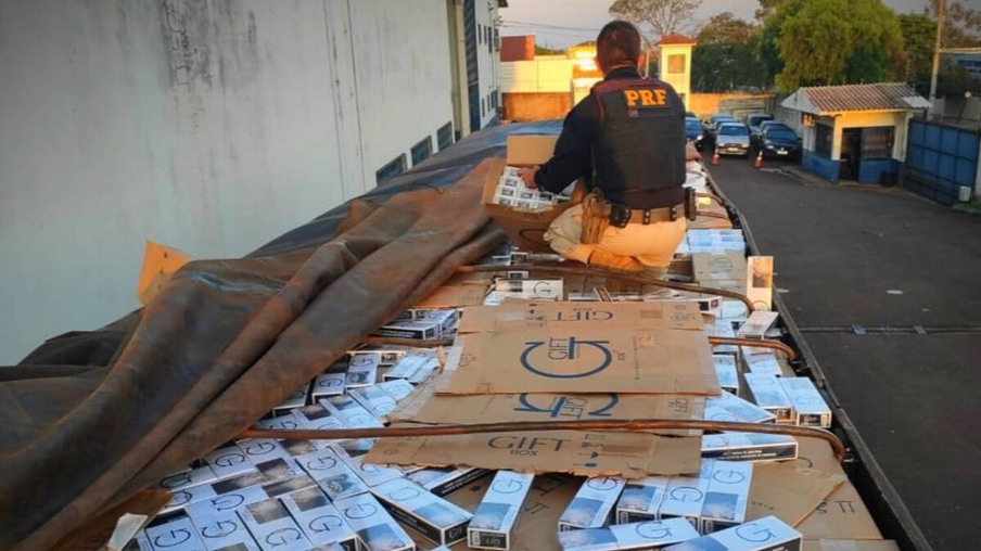 PRF apreende carreta paraguaia carregada 450 mil maços de cigarros contrabandeados