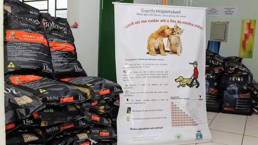 Diretoria de Bem-Estar Animal de Foz realiza distribuição emergencial de 8 toneladas de ração para cães e gatos