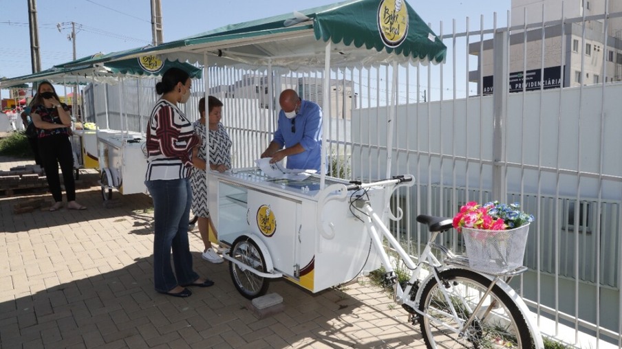 Ambulantes recebem bicicletas do “Bike Legal”
