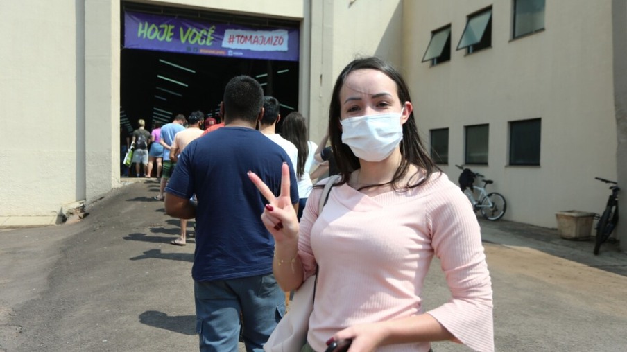 Após dois anos de pandemia, uso da máscara deve acabar?